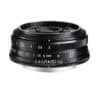 Voigtländer Ultron 27mm F2 Schwarz Objektiv auf weißem Hintergrund.