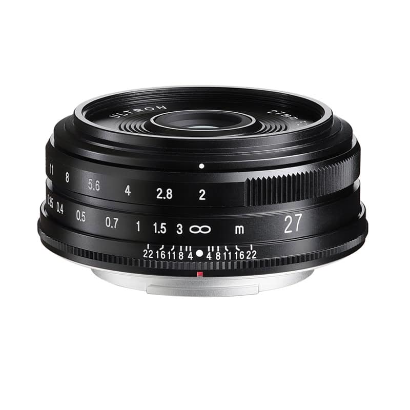 Voigtländer Ultron 27mm F2 Schwarz Objektiv auf weißem Hintergrund.