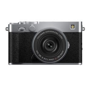 Fujifilm X-E5 Kamera in Silber mit XF23mm Objektiv, Nahaufnahme.