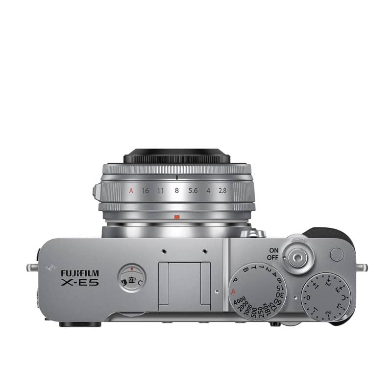 Fujifilm X-E5 Kamera mit XF23mm F2.8 Objektiv, silber.